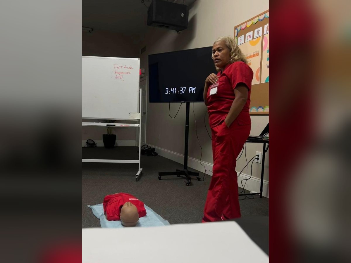 Clase de primeros auxilios y uso de AED en ISCERI