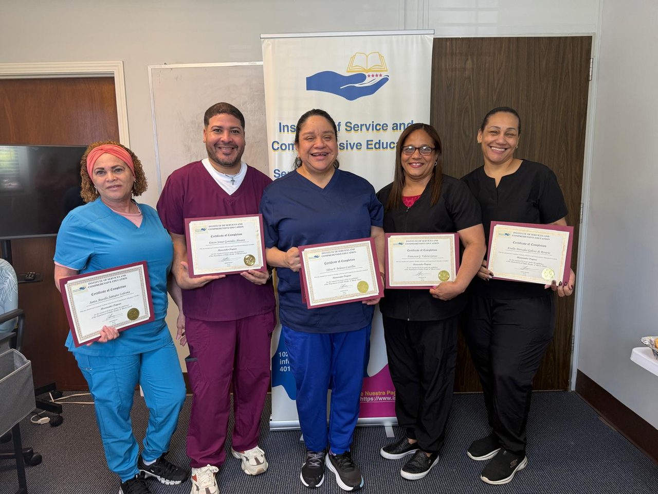Estudiantes graduados del programa Homemaker de ISCERI en Cranston, RI
