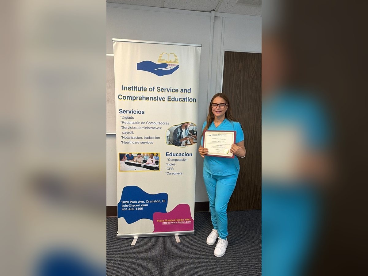 Graduada de ISCERI orgullosa con su certificado de finalización