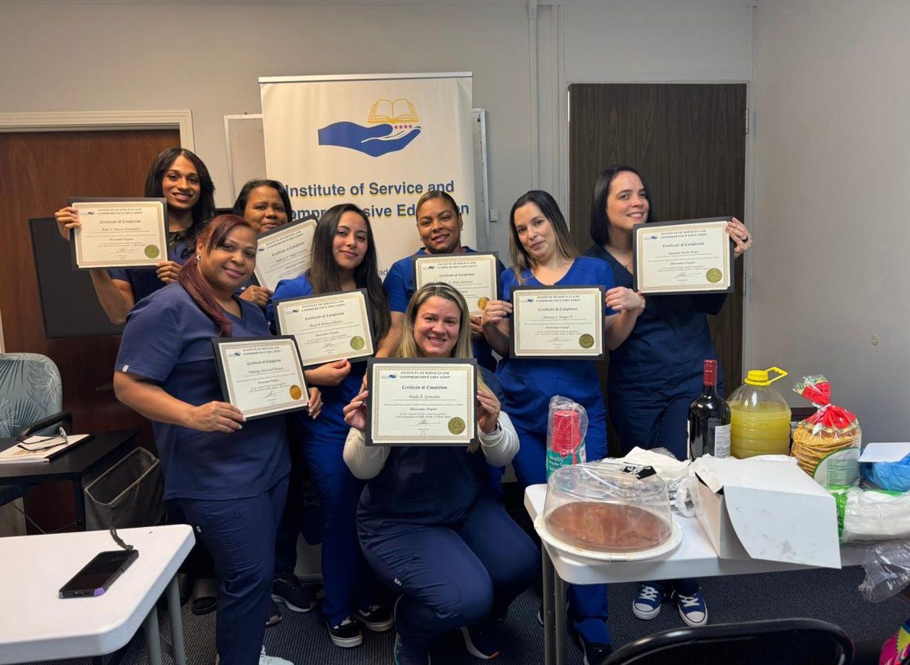 Estudiantes graduadas de ISCERI mostrando sus certificados en Cranston, RI